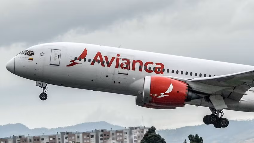 Kinh hoang hat hien 2 thi the duoi cang may bay o Colombia