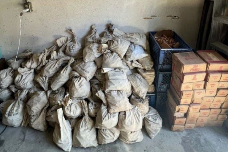 Don dep nha cu, cap doi phat hien hang chuc bao tai tien xu