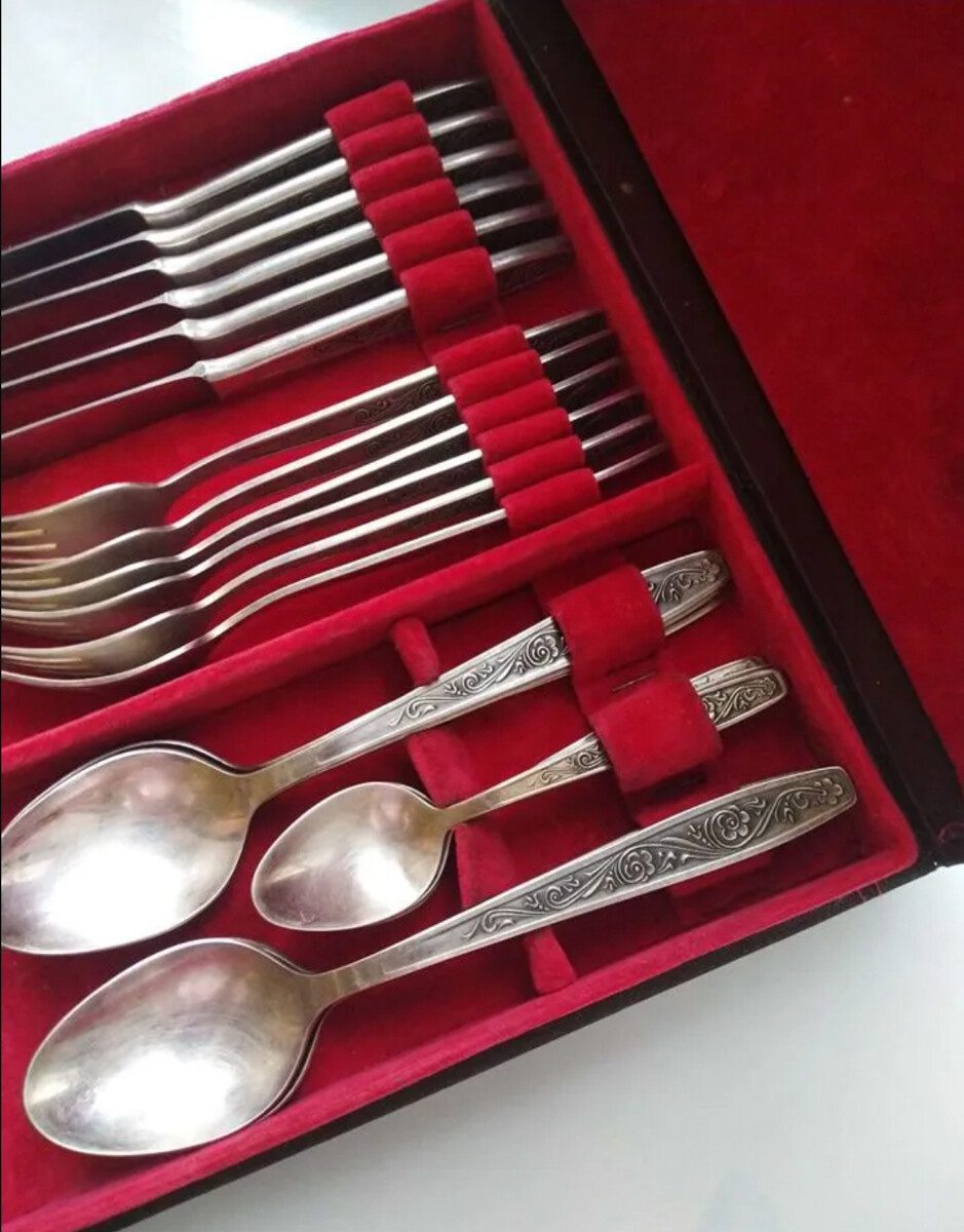 4. Dao nĩa Melchior: Người dân Liên Xô tin rằng bộ dao nĩa uy tín nói lên địa vị của chủ nhân nó nhiều hơn lời nói. Tất nhiên, mọi người không có đủ tiền để mua bạc, nhưng melchior sáng bóng và khá trang nhã - một hợp kim đồng và niken - là sở thích của nhiều người. Các sản phẩm làm bằng vật liệu này trông khá lịch sự và thường được các gia đình Liên Xô dùng trang trí.