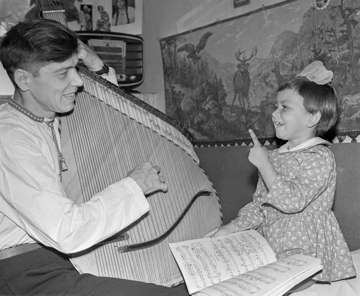 8. Bản sao tác phẩm của nghệ sĩ Nga: Người dân Liên Xô khá am hiểu về nghệ thuật Nga và có thể nhận ra ngay người nghệ sĩ đứng sau những bức tranh như bức 'Lúa mạch đen', 'Cô gái với trái đào' hay 'Người đàn bà cưỡi ngựa'. Đó là bởi vì chúng là bản sao của các bức tranh từ Phòng trưng bày Tretyakov. Chúng thậm chí còn được in đặc biệt trên khá nhiều tạp chí, từ ‘Rabotnitsa’ đến ‘Yuny Khudozhnik’.