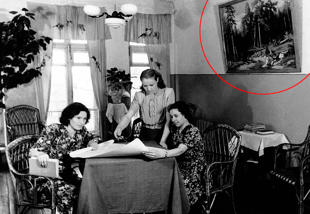 7. Tấm thảm với tuần lộc hoặc gấu trong rừng: Một tấm thảm đã trở thành một yếu tố trang trí thông thường trong các căn hộ của Liên Xô ngay sau Thế chiến II. Đó là những món đồ chiến lợi phẩm của Đức ban đầu được đưa vào nhà của Liên Xô. Không lâu sau đó, những mẫu thảm đã được sản xuất tại Liên Xô.