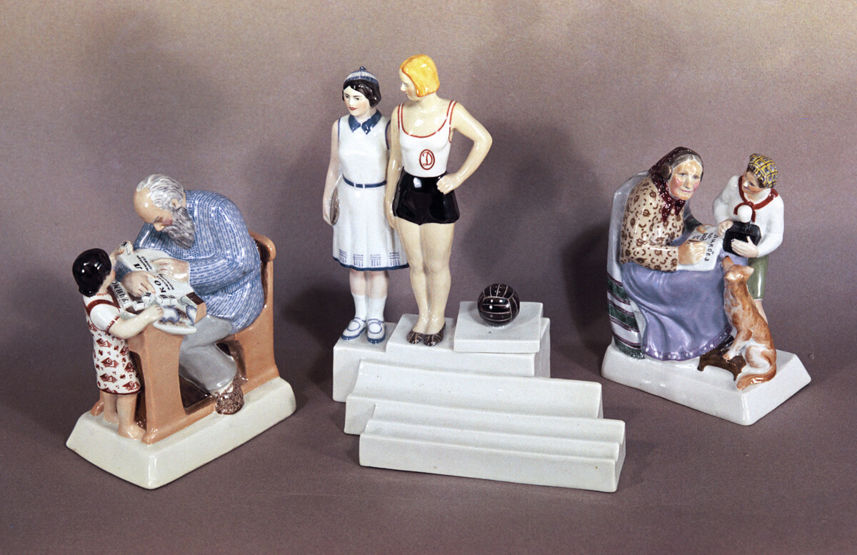 2. Tượng sứ: Đồ sứ rất phổ biến ở Liên Xô và không nhất thiết phải có chức năng thực dụng. Nữ diễn viên ba lê bằng sứ, người chăn cừu, động vật nhỏ, tượng bán thân của các nhân vật chính trị hoặc tác phẩm kinh điển của Liên Xô, tượng voi…là những món đồ trang trí bằng sứ dễ thương có ở hầu hết các gia đình Liên Xô.