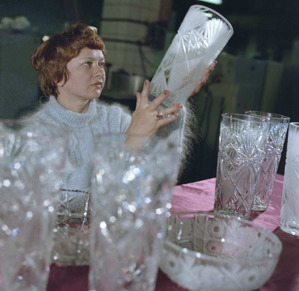 6. Bình pha lê: Chiếc bình pha lê là một trong những vật dụng nội thất phổ biến nhất ở Liên Xô. Những chiếc bình khổng lồ này được dùng làm quà tặng trong những dịp đặc biệt, chẳng hạn như đám cưới, ngày kỷ niệm hoặc nghỉ hưu.