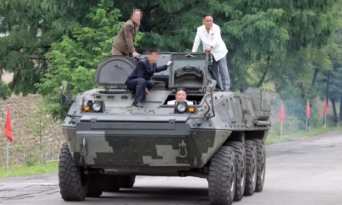 Ong Kim Jong-un thi sat nha may vu khi, lai thu xe boc thep-Hinh-2