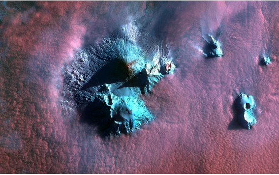 2. Klyuchevskaya Sopka, Kamchatka: Cùng với Shiveluch, người hàng xóm thân thiết của nó là Klyuchevskaya Sopka, ngọn núi lửa cao nhất ở Nga và Á-Âu (cao 4850 m), “thức giấc” vào tháng 11/2022. Núi lửa này đã phun trào 50 lần trong 270 năm, phun trào tro cao tới 5km trong không khí.