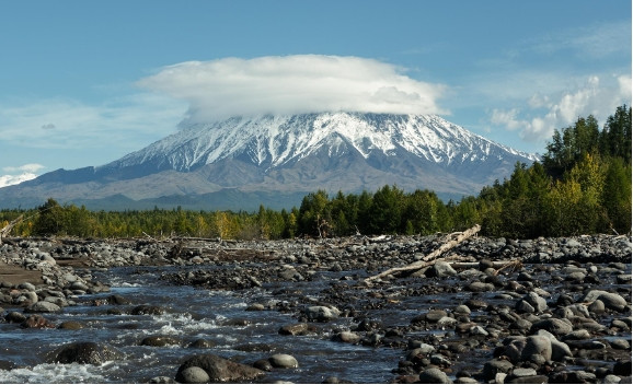 3. Tolbachik, Kamchatka: Tolbachik được hình thành bởi hai ngọn núi lửa: Sharp Tolbachik và Flat Tolbachik. Bất cứ khi nào nó phun trào, dung nham lỏng chảy xuống hai bên, biến thành những dòng sông lửa. Nó xảy ra lần cuối vào năm 2012.