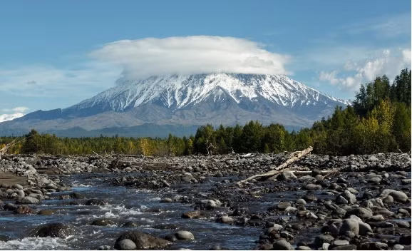 3. Tolbachik, Kamchatka: Tolbachik được hình thành bởi hai ngọn núi lửa: Sharp Tolbachik và Flat Tolbachik. Bất cứ khi nào nó phun trào, dung nham lỏng chảy xuống hai bên, biến thành những dòng sông lửa. Nó xảy ra lần cuối vào năm 2012.