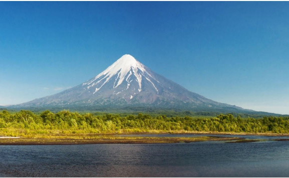 4. Núi lửa Kronotsky, Kamchatka: Lần phun trào gần đây nhất của núi lửa Kronotsky trên bờ biển Thái Bình Dương được ghi nhận vào năm 1923. Đến đây, du khách có thể ngắm nhìn công viên quốc gia Kronotsky xinh đẹp.