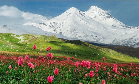 10. Núi Elbrus, Kavkaz: Đây là một ngọn núi lửa không hoạt động. Một số nhà khoa học tin rằng nó có thể thức dậy sớm nhất là vào thế kỷ này. Elbrus đã hơn hai triệu năm tuổi và lần phun trào cuối cùng của nó diễn ra hơn 1.500 năm trước. Ảnh: RBTH.