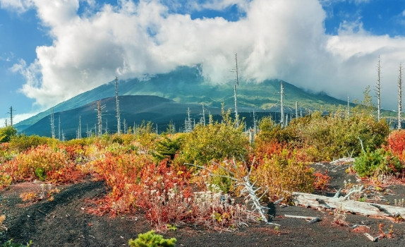 5. Tyatya, đảo Kunashir: Một phần lớn của Quần đảo Kuril từng chỉ bao gồm núi lửa. Trên thực tế, rất nhiều trong số chúng đã chìm dưới nước, nhưng một số núi lửa vẫn đang hoạt động. Chẳng hạn, biểu tượng của đảo Kunashir là ngọn núi lửa có tên Tyatya (1.819 m), phun trào lần cuối vào năm 1981.