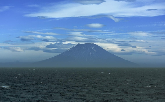 6. Alaid, đảo Atlasov: Đây là ngọn núi lửa cao nhất trong Chuỗi Kuril (cao 2.339 m). Nó phun trào trở lại vào tháng 9 và tháng 10/2022, phun ra tro bụi cao tới 3,5 km.