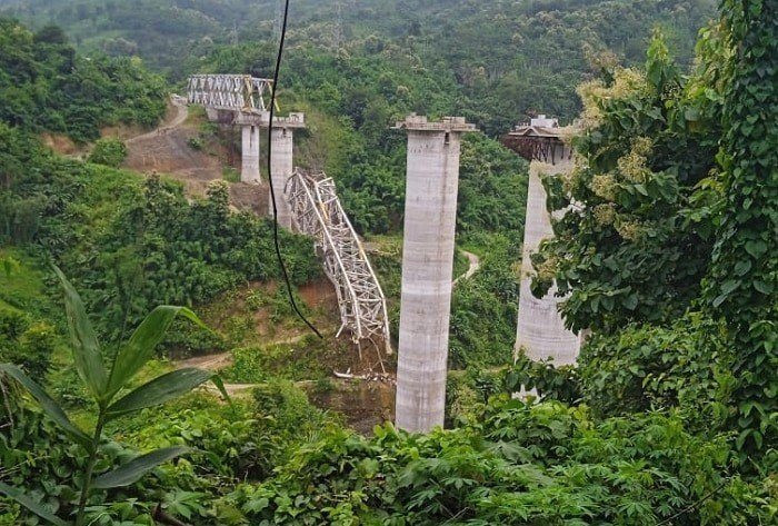 Sap cau duong sat An Do, 17 cong nhan thiet mang