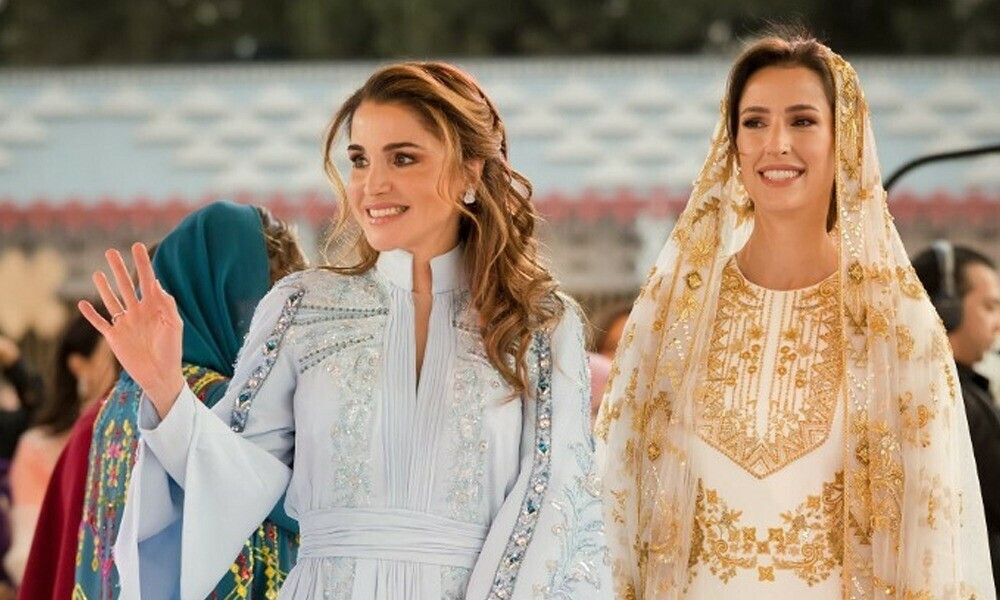 Rajwa có mối quan hệ thân thiết với gia đình chồng, đặc biệt là với Nữ hoàng Rania. Vào thời điểm cặp đôi công khai đính hôn, chính Nữ hoàng Rania đã đăng tải ảnh chụp chung cùng cặp đôi và gọi Rajwa là “cô con gái thứ ba” của mình. Ảnh: IG, IT.