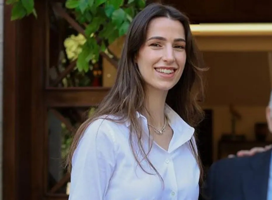 Sau khi tốt nghiệp, con dâu của Hoàng gia Jordan còn lấy bằng về truyền thông tại Học viện Thiết kế và Thương mại Thời trang ở Los Angeles.