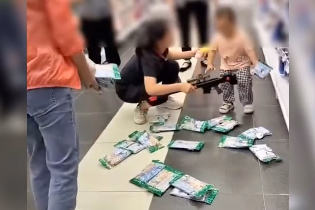 Benh con “quay pha” sieu thi, nguoi me hung chi trich