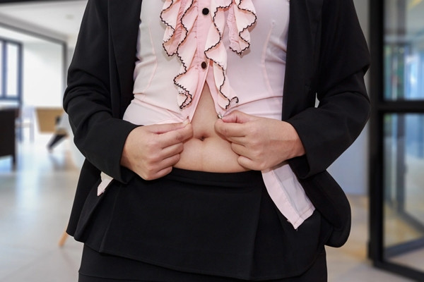 Không mặc vừa đồng phục vì quá béo, cô gái bị đuổi việc Khong mac vua dong phuc vi qua beo, co gai bi duoi viec