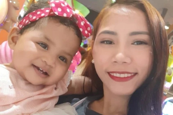 Nguoi dan ong giet me va con nho roi chon xac duoi san bep