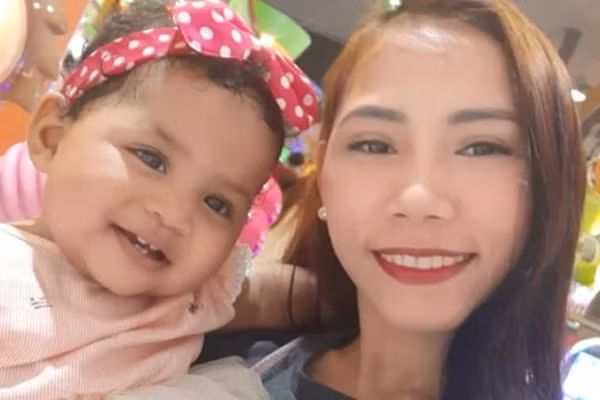 Nguoi dan ong giet me va con nho roi chon xac duoi san bep