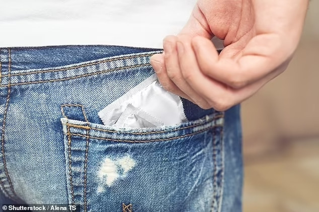 Bị bỏ tù vì bí mật tháo “áo mưa” khi quan hệ với bạn gái Bi bo tu vi bi mat thao “ao mua” khi quan he voi ban gai