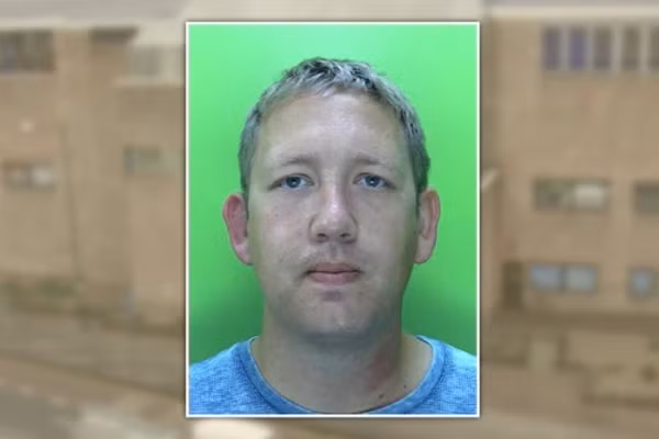 Linh 14 nam tu vi quay len nu sinh thay do trong nha ve sinh