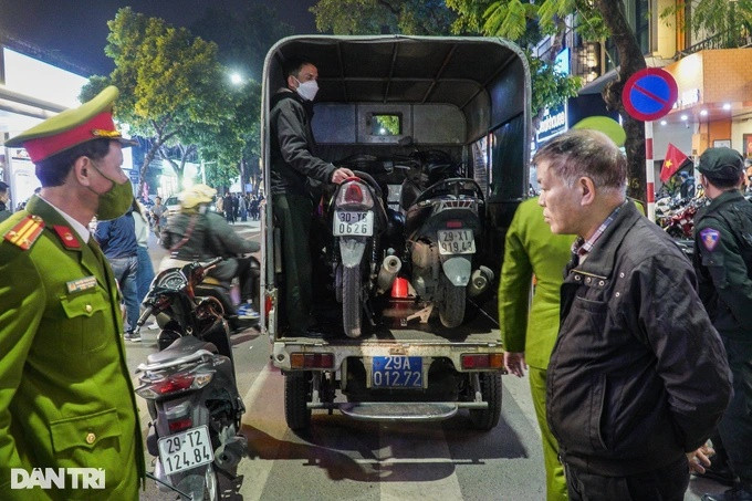 Ha Noi: Trong giu xe 