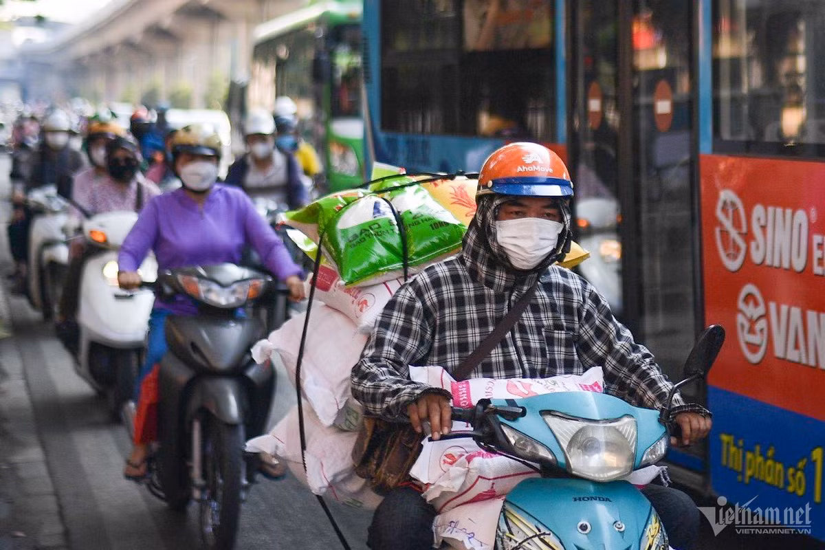 Việc phải di chuyển ngoài đường trong điều kiện thời tiết nóng bức ngột ngạt hôm nay là sự bần cùng bất đắc dĩ đối với nhiều người dân sinh sống ở Hà Nội.