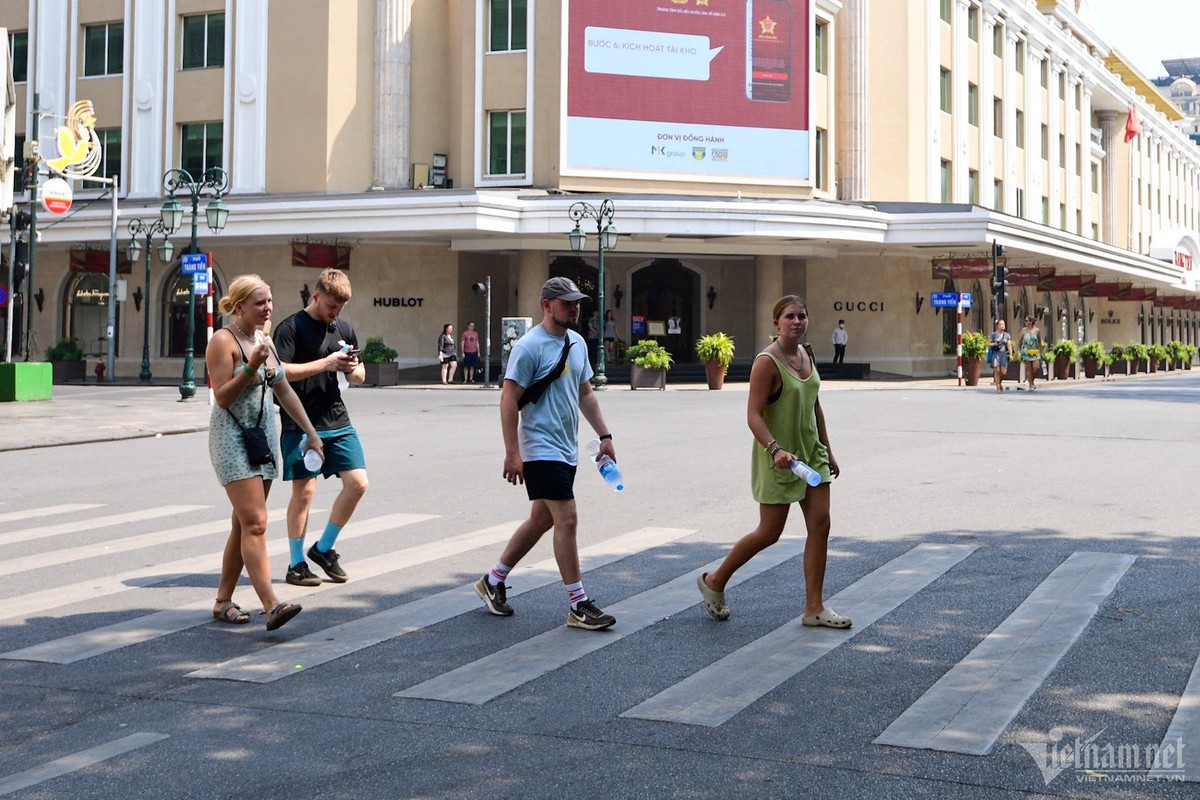 Một số vị khách Tây tranh thủ thời gian ít ỏi ở thủ đô đi tham quan, bất chấp nắng nóng.