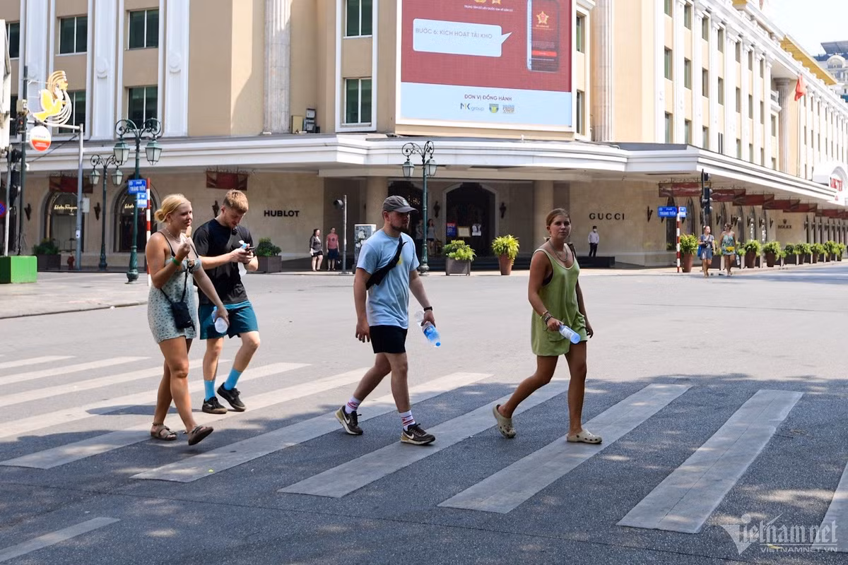 Một số vị khách Tây tranh thủ thời gian ít ỏi ở thủ đô đi tham quan, bất chấp nắng nóng.