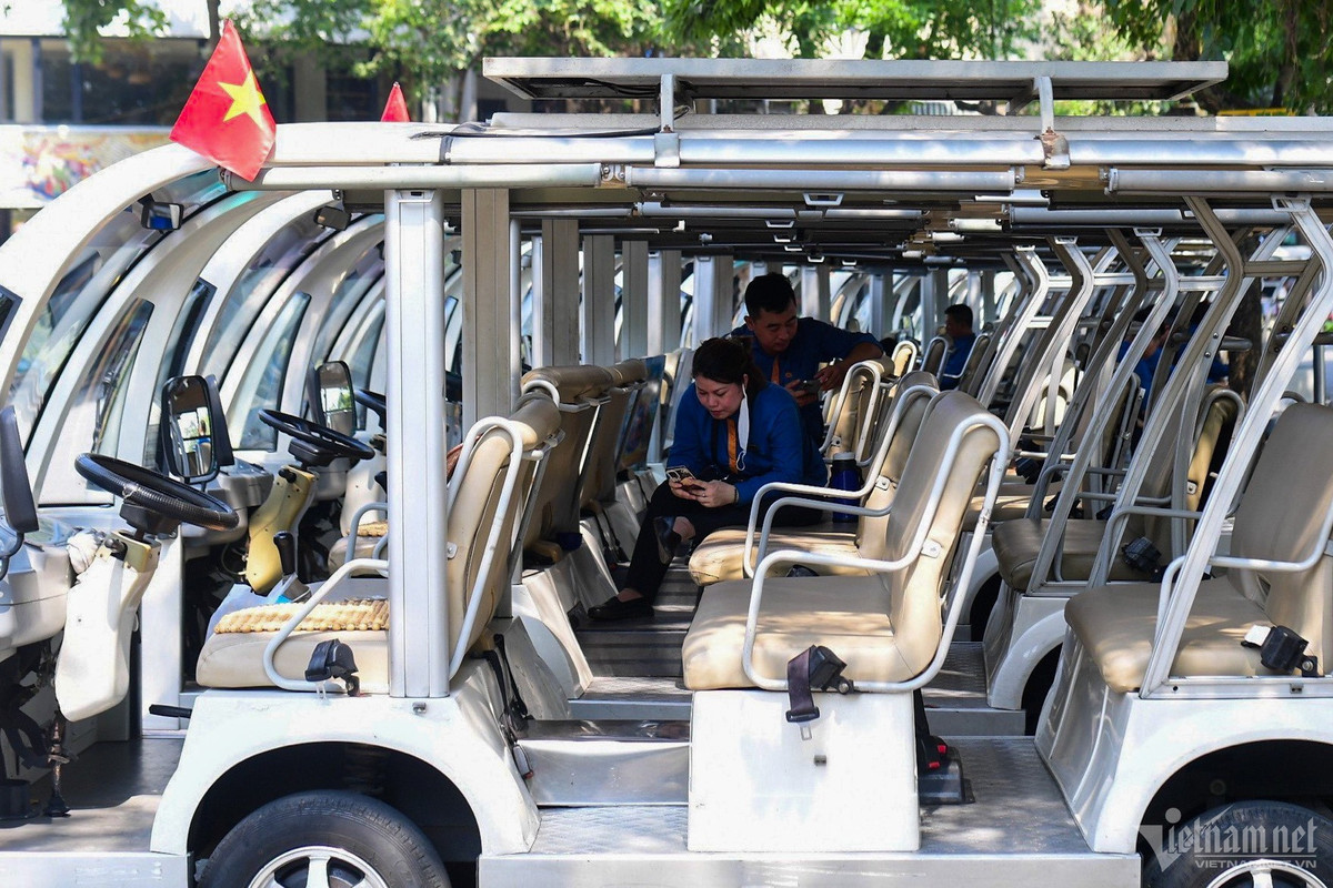 Nhiều tài xế xe điện chui vào trong khoang ngồi cho đỡ nóng.