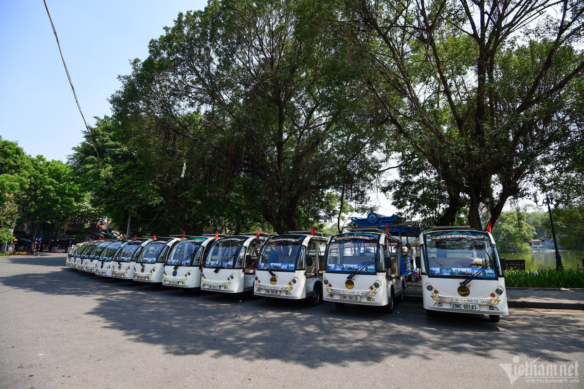 Những tour du lịch bằng xe điện quanh phố cổ ngày thường luôn ra vào tấp nập đón đưa khách du lịch, nay nằm một chỗ tránh nắng.