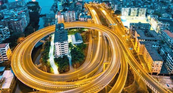 Toa nha chung cu noi tieng nam giua cau vuot dong duc-Hinh-2