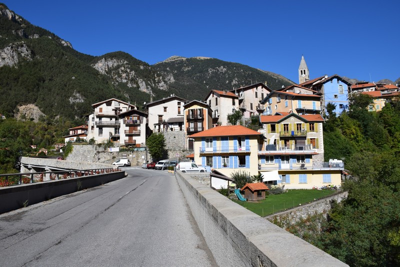 Làng Saint - Martin - du – Terre: Biệt danh là "ban công của vùng Ile-de-France”, ngôi làng Saint-Martin-du-Tertre có một không gian tuyệt đẹp, yên tĩnh và trong lành với sắc xanh mát của cây lá.
