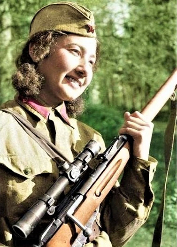 Nữ xạ thủ xinh đẹp Ziba Ganieva chiến đấu trong Sư đoàn Bộ binh Cộng sản số 3 của Quân đội Liên Xô. Cô đã dũng cảm ra trận 16 lần, giết được 21 lính Đức, tham gia tích cực chiến dịch bảo vệ Moscow.