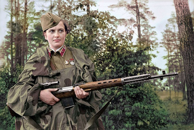 Lyudmila Pavlichenko (SN 1916) gia nhập Sư đoàn súng trường số 25 của Hồng quân Liên Xô vào tháng 6/1941 và trở thành một trong số khoảng 2.000 tay súng bắn tỉa nữ thuộc đơn vị này.
