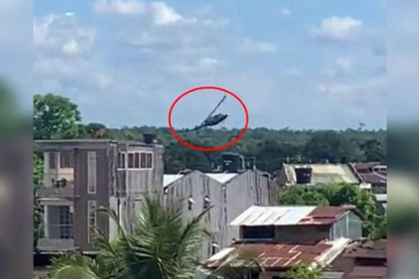 Phut cuoi kinh hoang khi may bay quan su Colombia roi