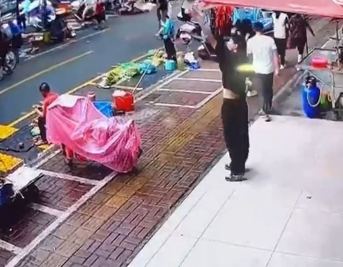 Bị bạn gái chia tay, thanh niên thất tình rải tiền xuống đường Bi ban gai chia tay, thanh nien that tinh rai tien xuong duong