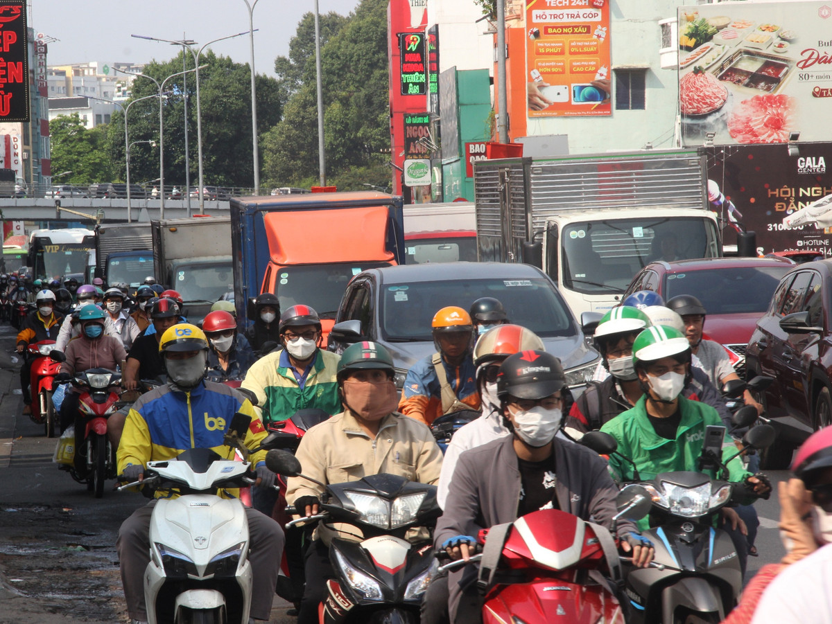 Chiều 28/4, PV Tạp chí GTVT ghi nhận tại nhiều tuyến đường cửa ngõ TP.HCM người dân bắt đầu nghỉ lễ về quê với đồ đạc lỉnh kỉnh khiến tình trạng giao thông bị ùn tắc kéo dài.