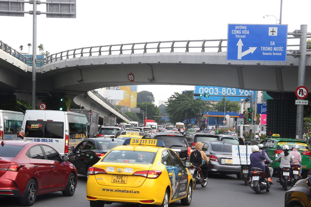 Khu vực sân bay Tân Sơn Nhất kẹt xe kéo dài.