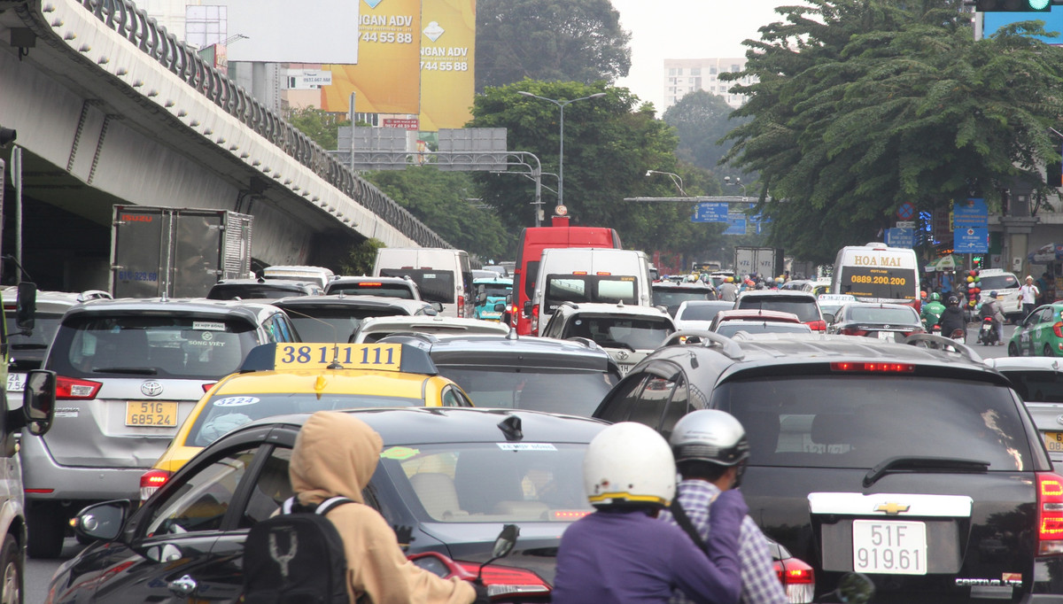 Lực lượng CSGT đã túc trực tại các chốt phân luồng, điều tiết giao thông.