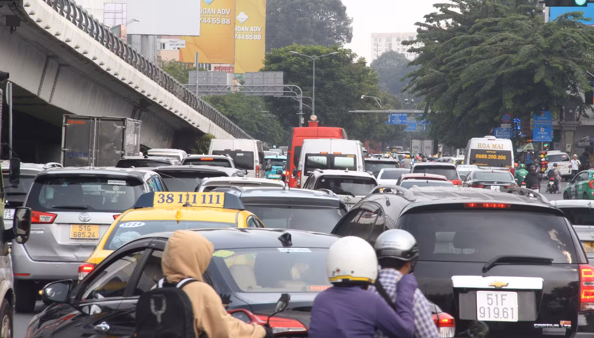 Lực lượng CSGT đã túc trực tại các chốt phân luồng, điều tiết giao thông.