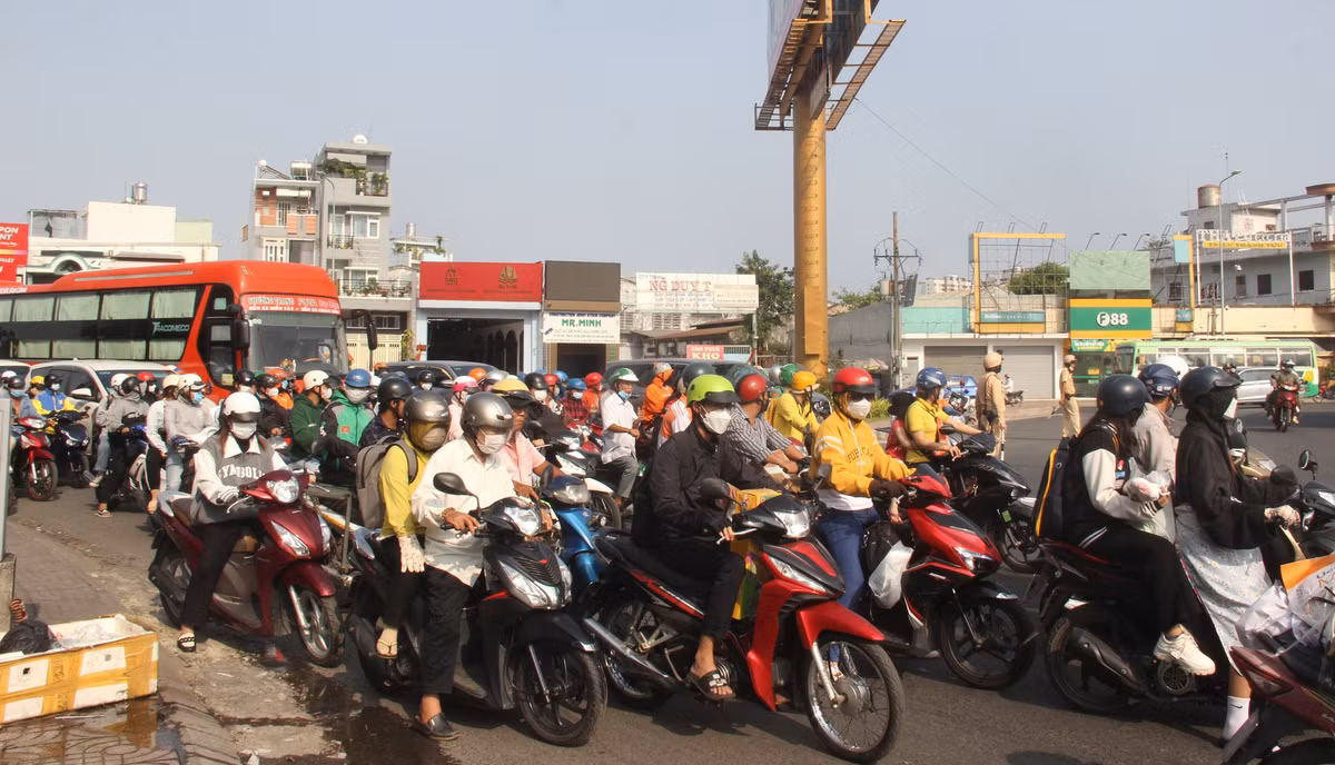 Kẹt xe kéo dài tại đường Kinh Dương Vương, Quốc lộ 1A hướng về các tỉnh miền Tây.