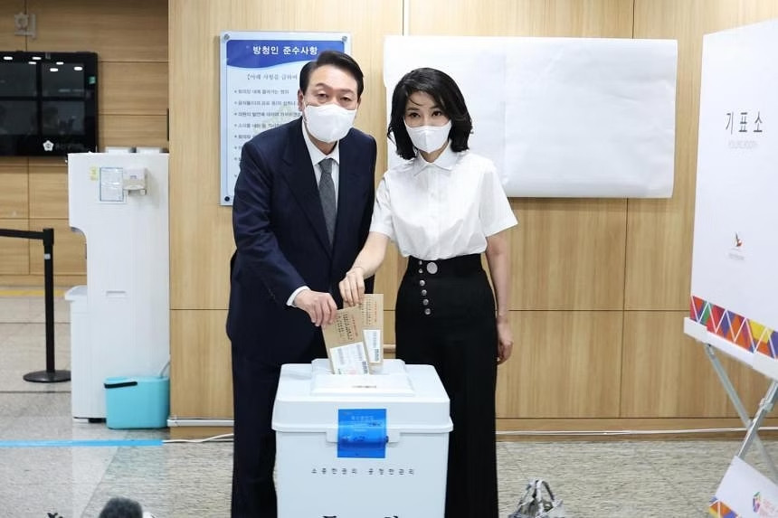 Bà Kim Keon Hee thường lựa chọn những trang phục mang màu sắc nhẹ nhàng, trang nhã với kiểu dáng đơn giản, tinh tế.