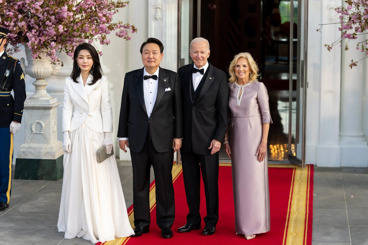 Mỗi khi xuất hiện trước công chúng, những trang phục, phụ kiện được bà Kim Keon Hee khoác lên người luôn là đề tài thu hút truyền thông.