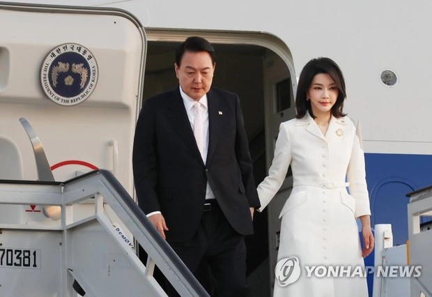 Trong mỗi lần xuất hiện cùng chồng, Đệ nhất phu nhân Kim Keon-hee (49 tuổi) liên tục nhận được nhiều lời khen ngợi nhờ nhan sắc, thần thái và gu thời trang đẹp mắt.