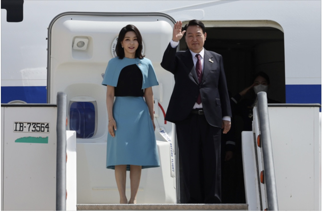 Bà Kim Keon Hee có phong cách ăn mặc cực sành điệu và sang chảnh. Thậm chí, bà còn được giới chuyên gia gọi là “tín đồ thời trang” nhờ cách chọn trang phục.