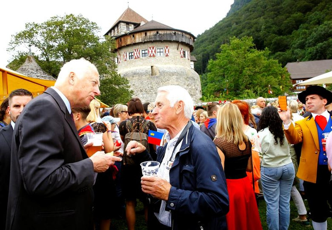 Dù cũng sở hữu một lượng lớn đất đai và các bộ sưu tập nghệ thuật quý giá nhưng hầu như toàn bộ tài sản của hoàng tộc Lichtenstein đến từ việc kinh doanh ngân hàng.