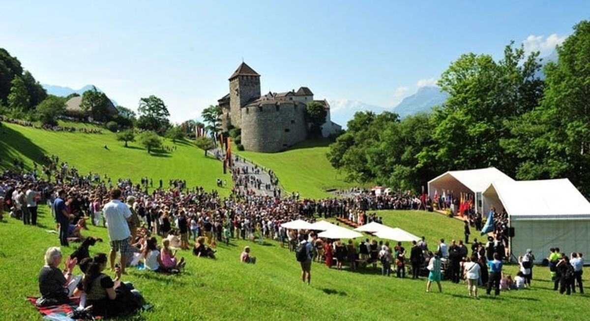 Mỗi năm vào ngày 15/8 và ngày Quốc khánh, Hoàng thân Liechtenstein đều mời toàn bộ người dân đến lâu đài của mình để tiệc tùng, uống rượu. Ảnh: IT.