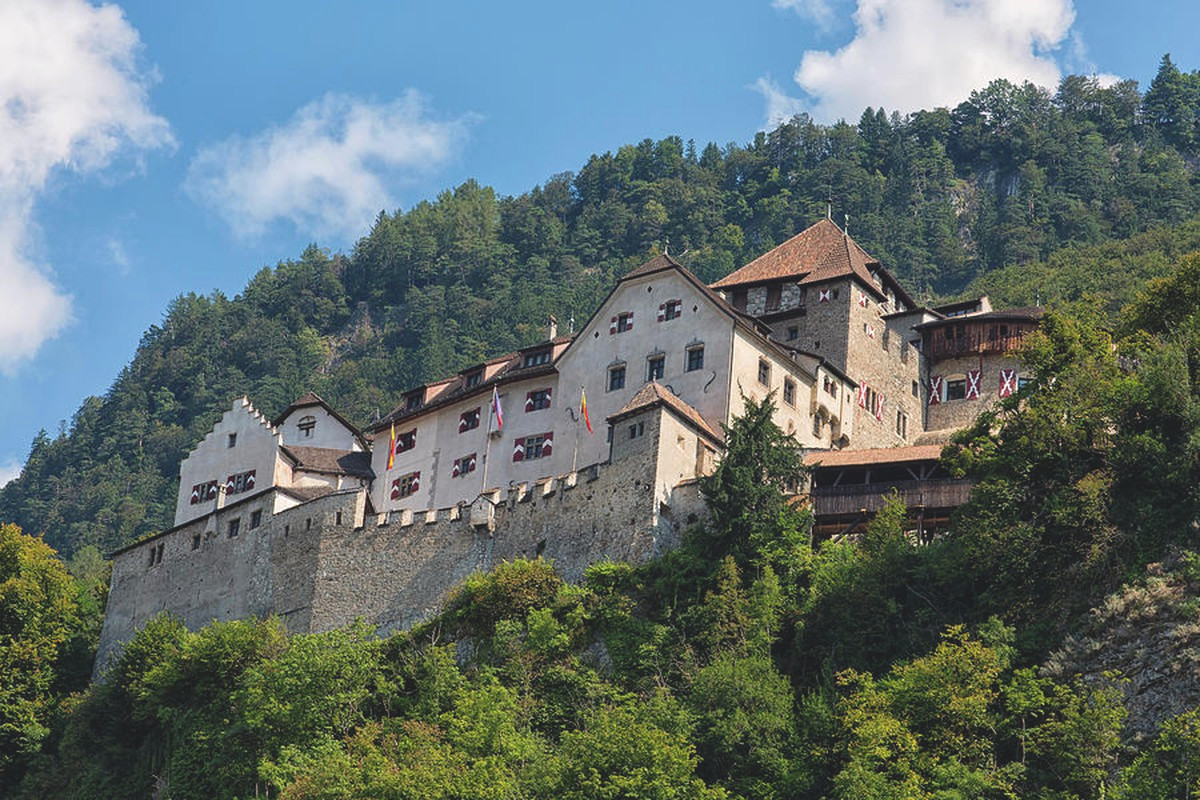 Ở khu vực trung tâm du khách có thể dễ dàng bắt gặp hình ảnh những công ty thời trang nổi tiếng trên thế giới phủ khắp.