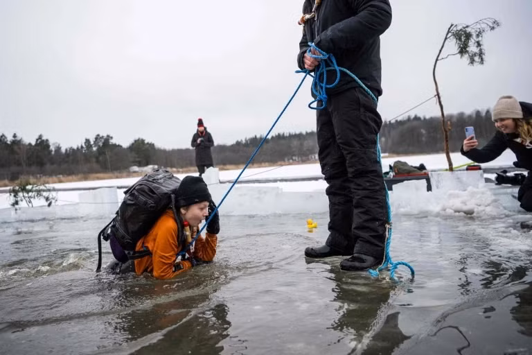 Ba tuần một lần, 750 học sinh lớp 5 ở trường Vaxmora ở Thụy Điển sẽ thay phiên nhảy xuống chiếc hố có kích thước khoảng 2x4 m giữa hồ băng. Các tiết học kỹ năng sinh tồn này rất phổ biến ở quốc gia Bắc Âu.