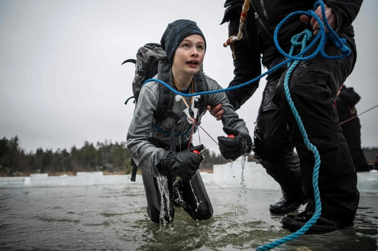 Khi cơ thể ngâm dưới nước lạnh, nhiệt độ thấp sẽ gây ra những thay đổi đáng kể về nhịp thở, nhịp tim và huyết áp.